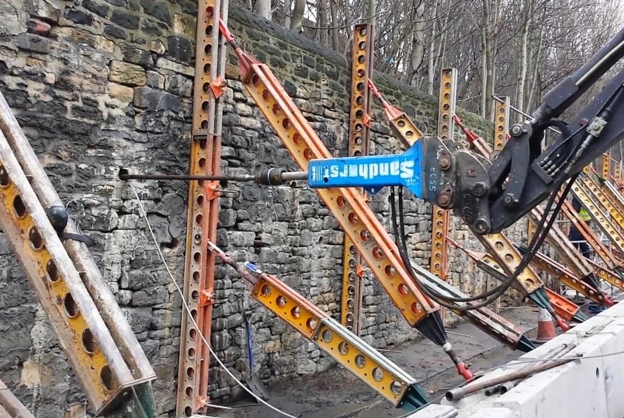 Sanace nestabilní zdi kotvením zemními kotvami